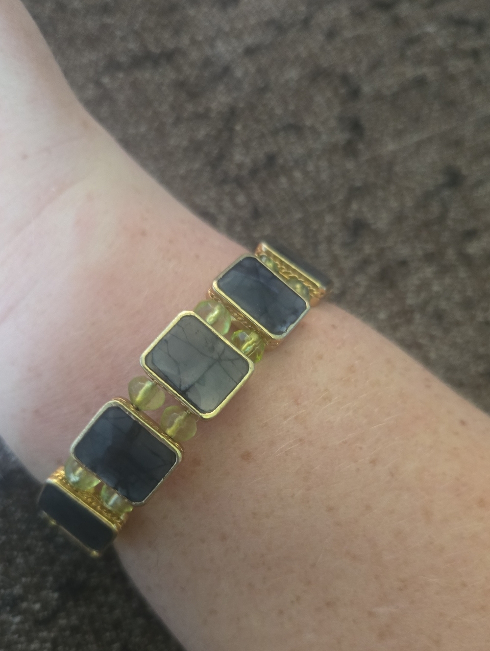 Vintage Gold-Tone Cuff Bracelet with Gray Marble Resin Squares and Lime Beads 💫 - Picture 2 of 4